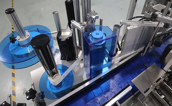 全自動圓瓶搓滾貼標(biāo)機,全自動搓滾貼標(biāo)機,全自動不干膠貼標(biāo)機廠家,廣東高臻智能